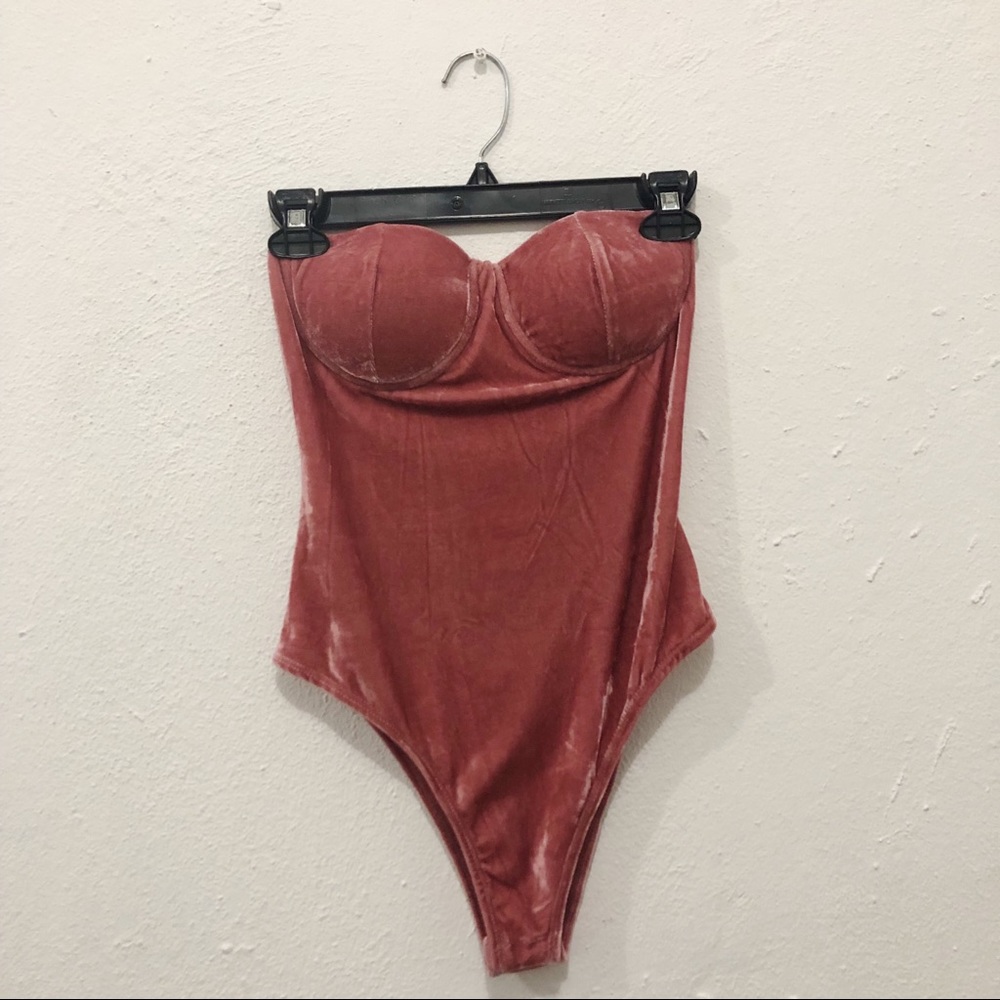Crushed velvet pink bodysuit // Forever21